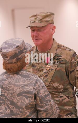 06/03/17 - US Army Chief Warrant Officer David Dale zieht sich von der Pennsylvania National Guard während einem Nachmittag Bildung bei Maj Beau Biden Streitkräfte Mitte, New Castle, Delaware, Jun 3, 2017 statt. Stockfoto