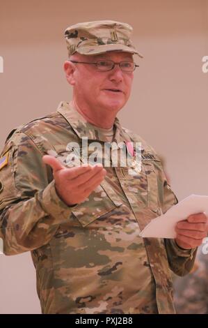 06/03/17 - US Army Chief Warrant Officer David Dale zieht sich von der Pennsylvania National Guard während einem Nachmittag Bildung bei Maj Beau Biden Streitkräfte Mitte, New Castle, Delaware, Jun 3, 2017 statt. Stockfoto