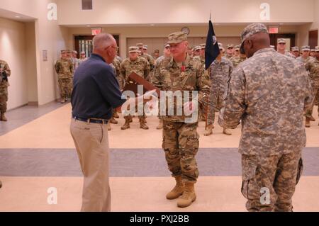 06/03/17 - US Army Chief Warrant Officer David Dale zieht sich von der Pennsylvania National Guard während einem Nachmittag Bildung bei Maj Beau Biden Streitkräfte Mitte, New Castle, Delaware, Jun 3, 2017 statt. Stockfoto