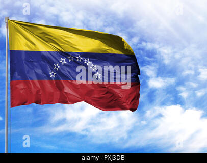 Nationalflagge von Venezuela an einem Fahnenmast vor blauem Himmel. Stockfoto