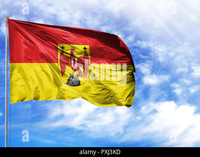 Nationalflagge von Burgenland auf einem Fahnenmast vor blauem Himmel. Stockfoto