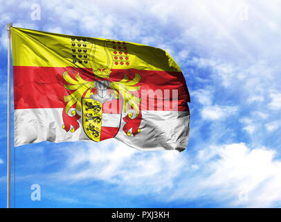 Nationalflagge von Kärnten auf einem Fahnenmast vor blauem Himmel. Stockfoto