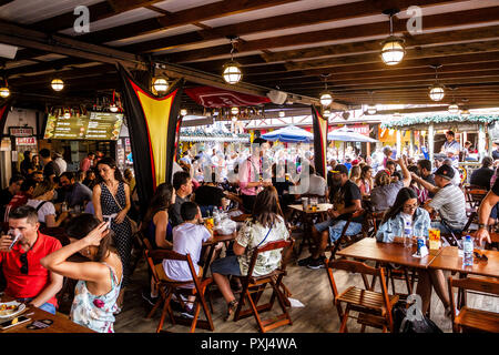 In einem Restaurant am Parque Vila Germanica während des Oktoberfestes 2018. Blumenau, Santa Catarina, Brasilien. Stockfoto