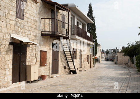 Unbenannte Straße in Kathikas Dorf Region Paphos, Zypern. Stockfoto