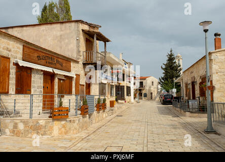 Unbenannte Straße in Kathikas Dorf Region Paphos, Zypern. Stockfoto