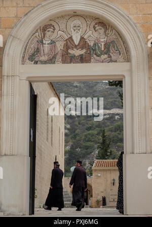 Zwei christlich-orthodoxen Mönche des Klosters Agios Neophytos, in der Nähe von Tala, Paphos, Zypern Stockfoto