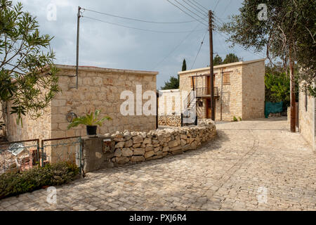 Unbenannte Straße in Kathikas Dorf Region Paphos, Zypern. Stockfoto