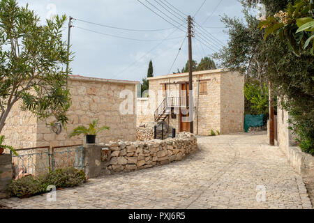 Unbenannte Straße in Kathikas Dorf Region Paphos, Zypern. Stockfoto