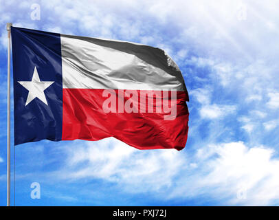 Flagge Texas an einem Fahnenmast vor blauem Himmel. Stockfoto