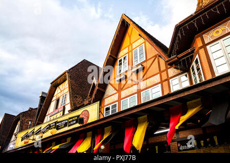 Fachwerk Gebäude in Parque Vila Germanica, Oktoberfest 2018. Blumenau, Santa Catarina, Brasilien. Stockfoto