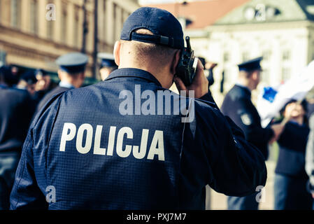 Polizei Zeichen/Logo auf der Rückseite der Polizei Uniform. Polizist. Stockfoto