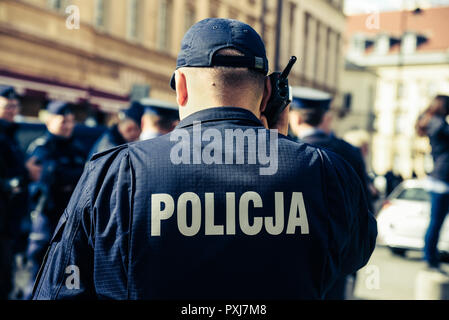 Polizei Zeichen/Logo auf der Rückseite der Polizei Uniform. Polizist. Stockfoto