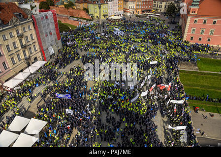 Warschau/Polen - Oktober. 02.2018: Blick von oben auf die demonstrierenden Polizisten in der Altstadt gesammelt. Stockfoto