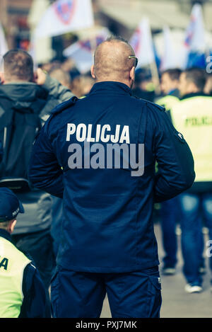 Polizei Zeichen/Logo auf der Rückseite der Polizei Uniform. Polizist. Stockfoto