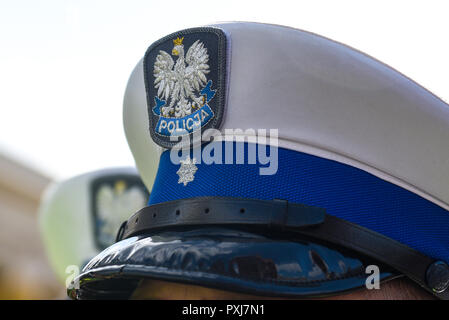 Die Polizei hat mit dem polnischen Wappen von White Eagle und der Polizei melden. Stockfoto