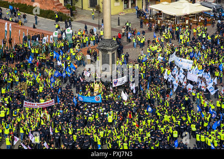 Warschau/Polen - Oktober. 02.2018: Blick von oben auf die demonstrierenden Polizisten in der Altstadt gesammelt. Stockfoto