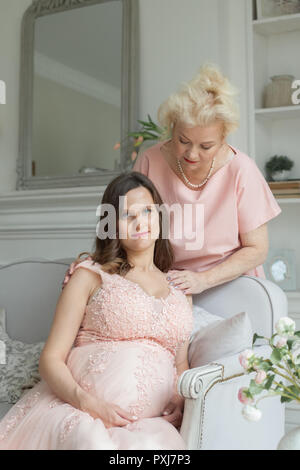 Tochter und Großmutter. Ältere Mutter und ihre erwachsenen schwangeren Tochter zu Hause Stockfoto