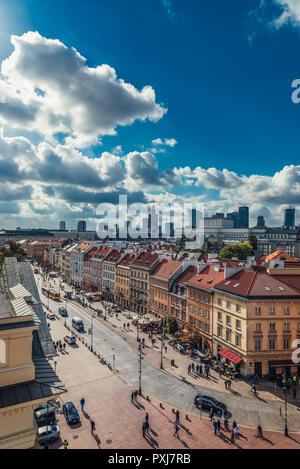 Blick von oben auf die Altstadt von Warschau während des Sonnenuntergangs. Krakowskie Przedmiescie Straße. Stockfoto