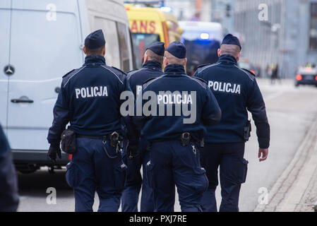 Gruppe von Polizisten auf der Straße marschieren. In blauen Uniformen mit der Polizei melden gekleidet. Stockfoto