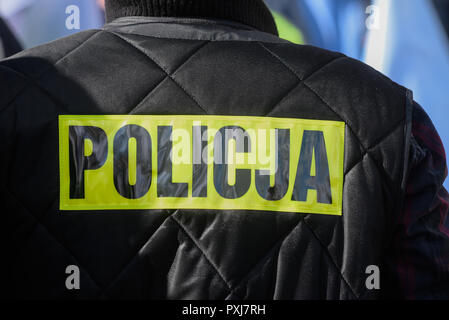 Polizei Zeichen/Logo auf der Rückseite der Grüne Polizeiuniform West. Stockfoto