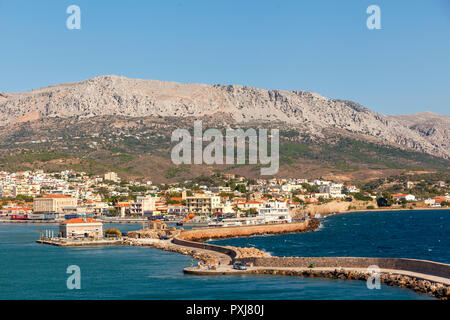Insel Chios, Griechenland. Blick auf den Hafen (teilweise) und von der Stadt Chios, von Bord eines Schiffes. Stockfoto