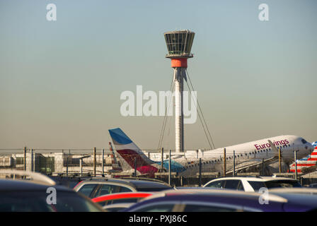 Moderne Air Traffic Control Tower am Flughafen London Heathrow, mit einem Flugzeuge, die in den Vordergrund Stockfoto