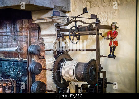 Im Hotel-Dieu wurde auf nahrhaftes Essen für Kranke Wert gelegt. Die Nonnen erhielten täglich frisches Gemüse und Fleisch von der Farm des Krankenhauses. In der Küche ziert eine kleine Figur namens „Messire Bertrand“ (der liebenswürdige Herr Bertrand) den großen dreifachen Spieß über dem Kamin. Hospices de Beaune, Frankreich Stockfoto