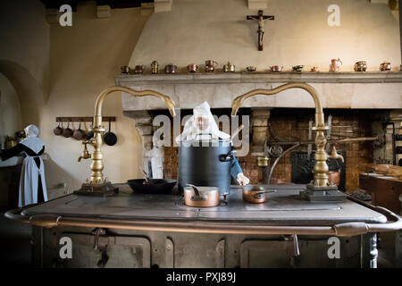 Alte kommerzielle Küche im Hospices de Beaune, Frankreich Stockfoto