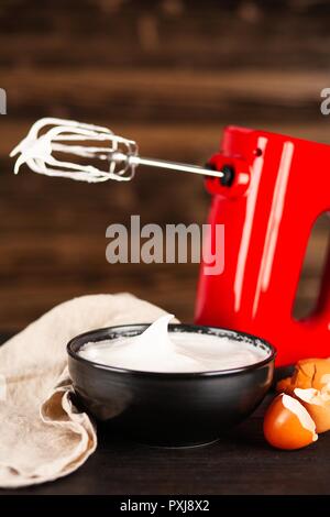 Eischnee und einem Mischpult Stockfoto