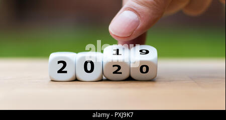 Würfel der Wechsel auf das neue Jahr 2020 symbolisieren Stockfoto