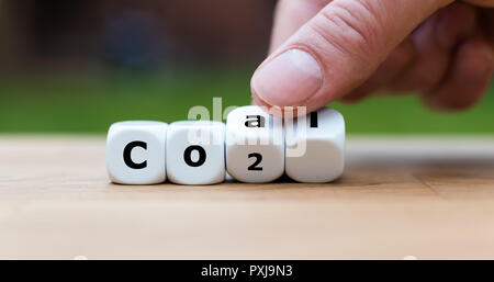 Hand dreht, Würfel und Änderungen das Wort Kohle CO2 Stockfoto