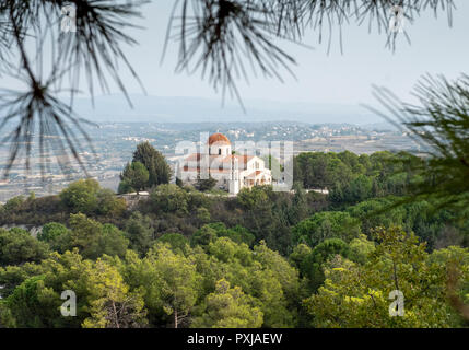 Die Kirche im Dorf von Pano Theletra sitzt auf einer erhöhten Position, umgeben von Bäumen. Stockfoto