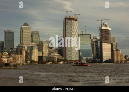 Blick vom Limehouse Basin, London, Großbritannien, auf die Isle of Dogs und das Finanzviertel Canary Wharf über die Themse im Oktober. Stockfoto