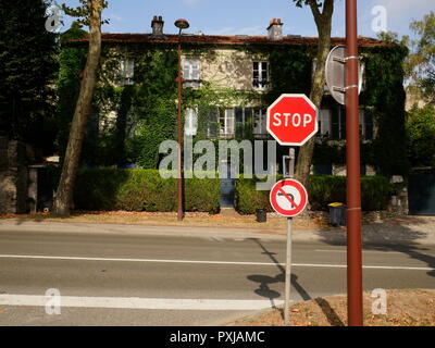 AJAXNETPHOTO. LOUVECIENNES, Frankreich. - PISSARRO HAUS - der Efeu bedeckt HAUS UND STUDIO VON 19. Jahrhundert französischer impressionistischer Maler und Künstler Camille Pissarro AUF DER ALTEN ROUTE DE VERSAILLES, jetzt genannt ROUTE DE St. Germain. Foto: Jonathan Eastland/AJAX REF: GX8 181909 387 Stockfoto