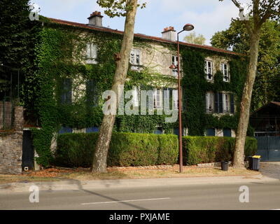 AJAXNETPHOTO. LOUVECIENNES, Frankreich. - PISSARRO HAUS - der Efeu bedeckt HAUS UND STUDIO VON 19. Jahrhundert französischer impressionistischer Maler und Künstler Camille Pissarro AUF DER ALTEN ROUTE DE VERSAILLES, jetzt genannt ROUTE DE St. Germain. Foto: Jonathan Eastland/AJAX REF: GX8 181909 392 Stockfoto