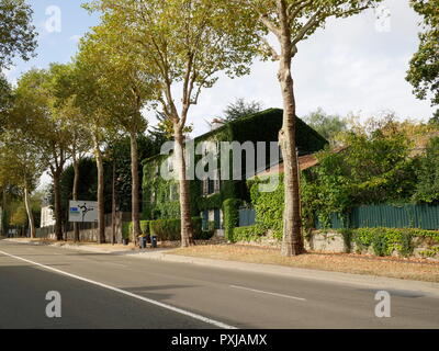 AJAXNETPHOTO. LOUVECIENNES, Frankreich. - PISSARRO HAUS - der Efeu bedeckt HAUS UND STUDIO (Mitte) aus dem 19. Jahrhundert französischer impressionistischer Maler und Künstler Camille Pissarro AUF DER ALTEN ROUTE DE VERSAILLES, jetzt genannt ROUTE DE St. Germain. Foto: Jonathan Eastland/AJAX REF: GX8 181909 395 Stockfoto