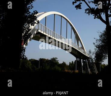 AJAXNETPHOTO. PORT Marly, Frankreich. - Brücke über den Fluss Seine - EINE NEUE FUSSGÄNGER UND RADFAHRER PASSARELLE BRÜCKE ÜBER DEN FLUSS SEINE IN PORT MARLY. 19. JAHRHUNDERT IMPRESSIONISTEN Alfred Sisley, Camille Pissarro, Corot, Andre Derain und andere Studien des Flusses leben hier in der Nähe. Die Brücke, 2016, misst 86 m in der Länge und einem Gewicht von 131 Tonnen abgeschlossen. Foto: Jonathan Eastland/AJAX REF: GX8 181909 351 Stockfoto