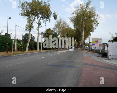 AJAXNETPHOTO. LOUVECIENNES, Frankreich. - Alte ROUTE - ROUTE DE ST. GERMAIN SUCHE bergab in Richtung PORT MARLY UND BOUGIVAL, einmal AUSGEWIESENEN ROUTE DE VERSAILLES, ein ÖLGEMÄLDE von 19. Jahrhundert impressionistische Künstler wie Alfred Sisley, Camille Pissarro und Pierre - Auguste Renoir. Foto: Jonathan Eastland REF: GX8 181909 384 Stockfoto