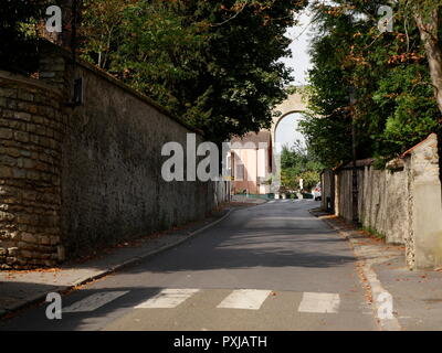 AJAXNETPHOTO. LOUVECIENNES, Frankreich. - Blick auf das Aquädukt DE MARLY VON DER STRASSE ZUM DORF ZENTRUM. Foto: Jonathan Eastland/AJAX REF: GX8 181909 405 Stockfoto