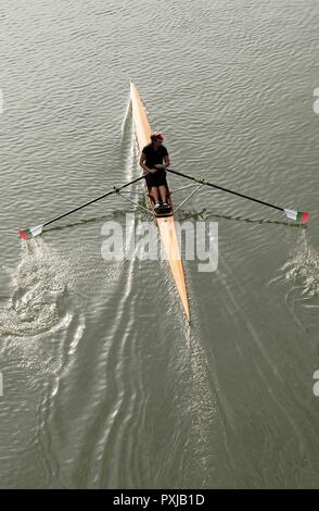 AJAXNETPHOTO. PORT Marly, Frankreich. Einsamer RUDERER -- EIN EINZELNES rudern Schädel macht seinen Weg flussaufwärts in Richtung Paris. Foto: Jonathan Eastland/AJAX REF: GX8 181909 372 Stockfoto