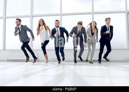 Erfolgreiche Business Team im Büro Halle läuft Stockfoto