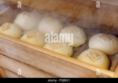 Nikuman, Japanisch gedämpftes Schweinefleisch Brötchen, Street Food, in einem traditionellen hölzernen Dampfer an einer Straße shop in Kyoto, Japan Stockfoto