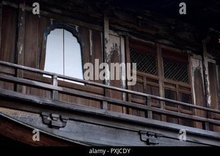 Wabi-sabi Ästhetik Holz außen Details der Kannon - Höhle, Kannon Hall der Ginkaku-ji Zen Tempel des Silbernen Pavillon, unfertig, beautifu gebaut Stockfoto