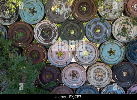 Wand von Automotive Felgen Stockfoto
