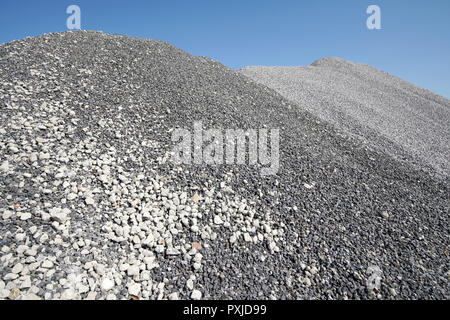 Große Haufen Schotter Granit gegen den blauen Himmel Stockfoto