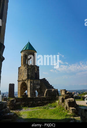 Kutaissi Bagrati Kathedrale Glockenturm mit blauer Himmel Stockfoto