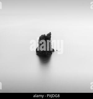 Lange Belichtung des einsamen Felsen im Meer am Kap Kogane, Präfektur Shizuoka, Japan Stockfoto