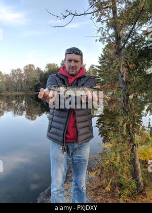 A man, Fish in the Hands, Real People, Lifestyle, Fishing, Outdoor Stockfoto