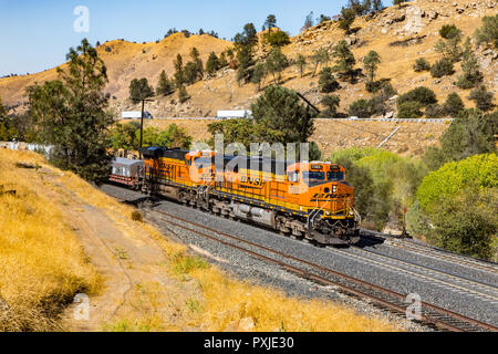 Eine eastbound Union Pacific Zug in den Tehachapi Loop von Californai Stockfoto