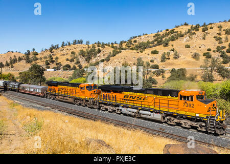 Eine eastbound Union Pacific Zug in den Tehachapi Loop von Californai Stockfoto